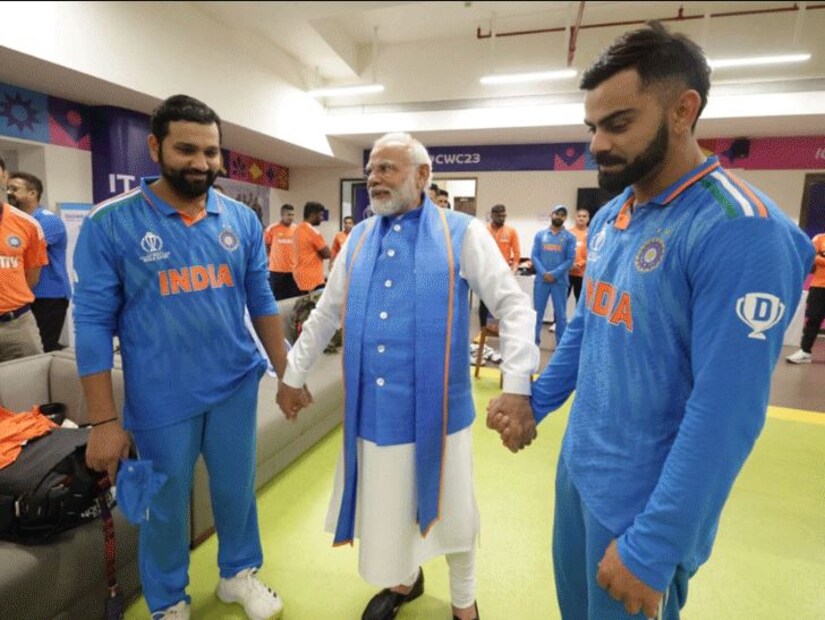 এবারের বিশ্বকাপে সর্বাধিক উইকেট শিকার মহম্মদ শামি সেই ছবি পোস্ট করে জানিয়েছিলেন , ‘‘দুর্ভাগ্য যে দিনটি আমাদের ছিল না৷ আমি দলের সমস্ত সাপোর্ট স্টাফ এবং ফ্যানদের ধন্যবাদ জানাই যাঁরা পুরো টুর্নামেন্টে আমাদের সমর্থণ করেছেন৷ বিশেষ ধন্যবাদ প্রধানমন্ত্রীকে যিনি আমাদের ড্রেসিংরুমে এসেছিলেন এবং আমাদের মনোবল বাড়ান৷ আমার ফিরে আসবই৷ ’’