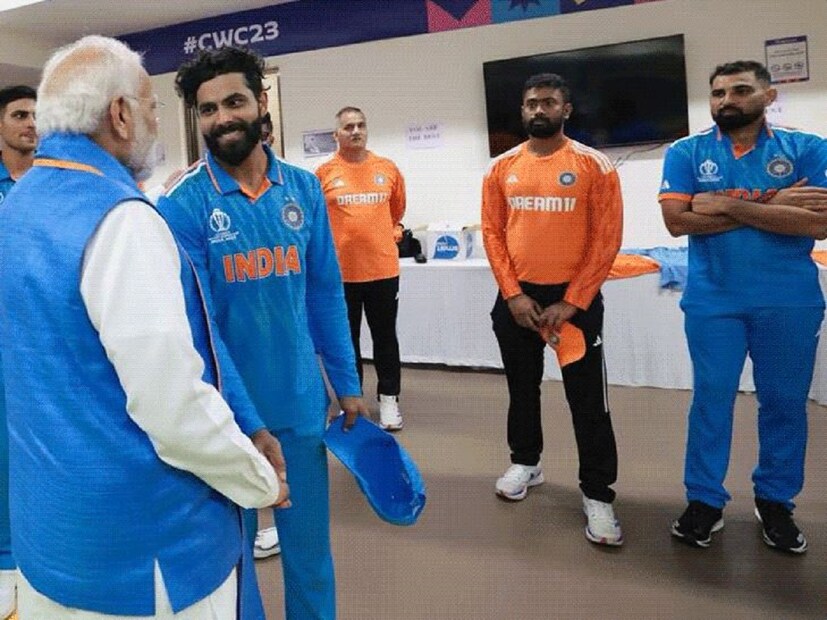 ফাইনালে ভারতকে ৬ উইকেটে হারিয়ে বিশ্ব চ্যাম্পিয়ন হয়েছিল অস্ট্রেলিয়া। এতে ভারতীয় দলের হতাশ হওয়াটাই স্বাভাবিক। কিন্তু এই হতাশার সময়ে স্বয়ং প্রধানমন্ত্রী নরেন্দ্র মোদি ভারতীয় ক্রিকেট দলকে উৎসাহ দিয়েছেন এবং পরাজয় কাটিয়ে এগিয়ে যাওয়ার পরামর্শ দিয়েছেন। প্রধানমন্ত্রীর এভাবে দলকে সমর্থণ করার বিষয়টি সকলে ভূয়সী প্রশংসায় ভরিয়ে দিয়েছেন। মহম্মদ শামি প্রধানমন্ত্রীর এই কাজের ফের একবার প্রশংসায় ভাসলেন৷