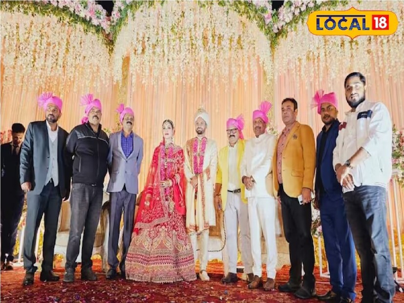 বিয়ের জন্য মঙ্গলবার অস্ট্রেলিয়া যাচ্ছেন মুকেশ, টি-টোয়েন্টি টুর্নামেন্টের তৃতীয় ম্যাচও খেলেননি। মুকেশের বন্ধুদের মতে, অনেক ক্রিকেটার এবং ভারতীয় দলের সেলিব্রিটিরাও এই ক্রিকেটারের বিয়েতে উপস্থিত ছিলেন। ক্রিকেটার মুকেশ কুমারের বিয়েতে মঙ্গলবার সন্ধ্যায় গোপালগঞ্জ গ্রামের বিপুল সংখ্যক মানুষ গোরক্ষপুরে পৌঁছেছিলেন। মুকেশ কুমারের ছোটবেলার অনেক ক্রিকেটার বন্ধুও এতে অংশ নিয়েছিলেন।