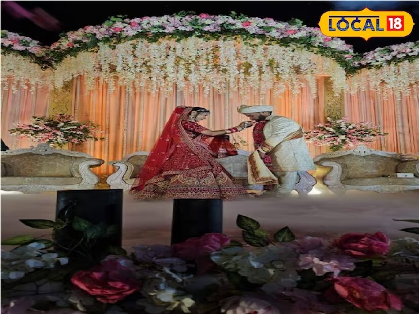 মুকেশ কুমারের বিয়ে সম্পূর্ণ আড়ম্বরপূর্ণ অনুষ্ঠানের মধ্য দিয়ে সম্পন্ন হয়েছিল। বিয়ের আগে হলুদ অনুষ্ঠানের ভিডিওও প্রকাশ্যে এসেছে। যেখানে ক্রিকেটার মুকেশ কুমার ও তার স্ত্রী দিব্যা সিংকে নাচতে দেখা গেছে। তার নাচের ভিডিওটিও ভাইরাল করেছে তার বন্ধুরা সোশ্যাল মিডিয়ায়।