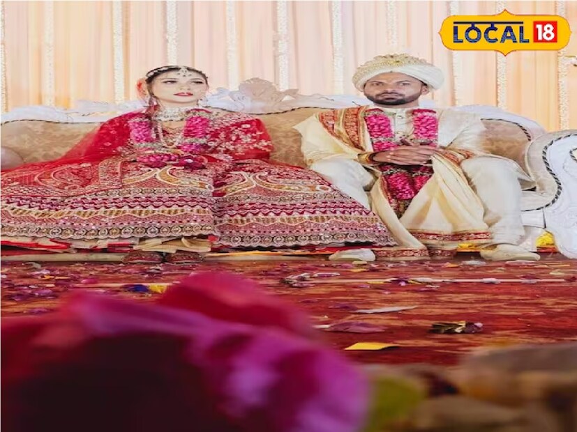 যখন ক্রিকেটার মুকেশ কুমার এবং তার স্ত্রী দিব্যা সিং একসঙ্গে মঞ্চ ভাগ করেছিলেন, তখন বিপুল সংখ্যক মানুষ একে অপরকে তাদের বিয়ের জন্য অভিনন্দন জানিয়েছিল এবং তাদের ছবিও ক্লিক করেছিল। এরপর গোপালগঞ্জবাসীসহ লোকজন মুকেশ কুমারকে সকল সোশ্যাল মিডিয়া প্ল্যাটফর্মে অভিনন্দন জানিয়েছেন।