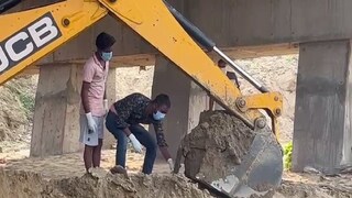 জেসিবির ফলায় উঠে গেল মুণ্ডহীন দেহ, চাঞ্চল্য মালদহে জেসিবির ফলায় উঠে গেল মুণ্ডহীন দেহ, চাঞ্চল্য মালদহে