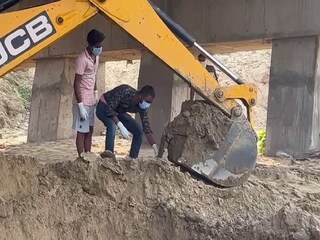 জেসিবির ফলায় উঠে গেল মুণ্ডহীন দেহ, চাঞ্চল্য মালদহে