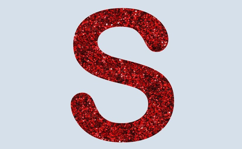 সম্পর্ক এবং প্রেম: S অক্ষর দিয়ে যাঁদের নাম শুরু হয়, তাঁরা ভীষণ রোম্যান্টিক প্রকৃতির মানুষ। সমস্ত সম্পর্কের প্রতি তাঁরা আবেগপ্রবণ হন। নিজেদের অনুভূতিও খুব সুন্দর ভাবে প্রকাশ করতে পারেন। জীবনসঙ্গীর প্রতি তাঁদের স্নেহ আর ভালবাসা হয় গভীর। বিশ্বস্ত প্রকৃতির এই মানুষগুলি কখনওই নিজেদের প্রতিশ্রুতি ভঙ্গ করে না। এছাড়াও সম্পর্কের ক্ষেত্রে সততা এবং খোলামেলা স্বভাব বজায় রাখতে সক্ষম তাঁরা। 