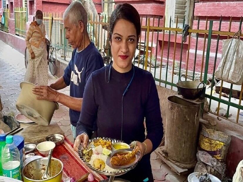 ভাগ্য খুলে যেতে পারে এক দিনে! এ কথা বোধ হয় নন্দিনীদির ক্ষেত্রে প্রযোজ্য। ভিডিও ভাইরাল হওয়ার পর থেকে তাঁর কেরিয়ার গ্রাফ উর্ধ্বমুখী। 