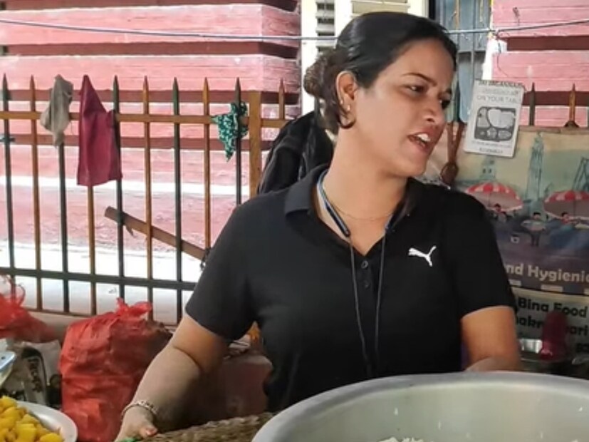 ভাইরাল ভিডিওতে এর পরে দুজনের মধ্যে আর কথোপ কথোন দেখা যায়নি। কিন্তু ভিডিওটি ভাল করে দেখলে বোঝা যাবে যে ওই পুলিশ কর্মীর কথায় বেশ অস্বস্তি বোধ করছিলেন নন্দিনী।(ভাইরাল ছবি)