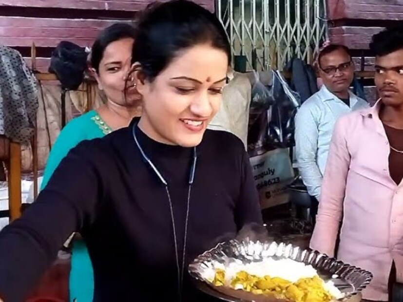 পাল্টা হেসে নন্দিনী জবাব দেন, 'আমি তো আর সরকারি চাকরি করি না।' (ভাইরাল ছবি)