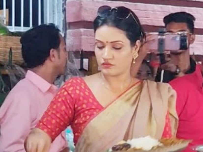 সেই সময়ে ওই ব্যক্তির পাশে বসে খাচ্ছিলেন এক পুলিশ অফিসার। তিনি পাল্টা বলেন, 'অন্যদিনের তুলনায় আজ কোনও চাপ নেই।'(ভাইরাল ছবি)