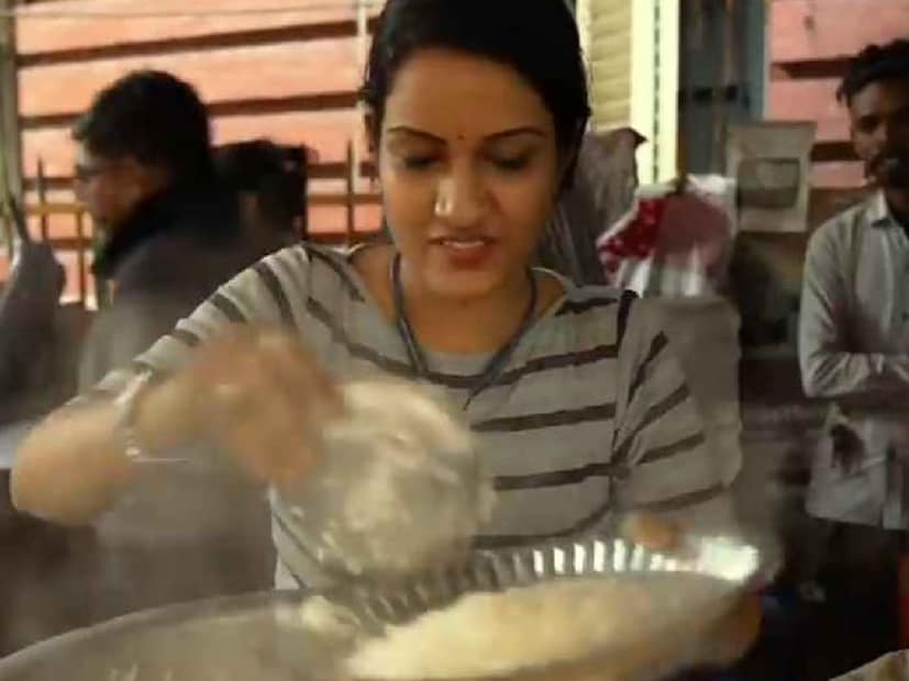 জবাবে নন্দিনী বলেন, "আপনার কথাটা আমার বেশ কানে লাগল। আপনার জন্য হয়তো না থাকতে পারে, আমার জন্য আছে। নদীর ওপারে থাকেন, আমি নদীর এপারে থাকি।"(ভাইরাল ছবি)