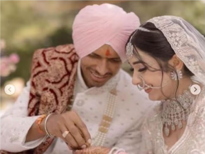 বান্ধবী স্বাতী আস্থানার সঙ্গে ঘর বাঁধলেন টিম ইন্ডিয়ার বাইরে থাকা ফাস্ট বোলার নভদীপ সাইনি। ভারতীয় দলের জার্সিতে ২০১৯ সালে টি-টোয়েন্টি আন্তর্জাতিক ক্রিকেটে অভিষেক হয়েছিল নভদীপের৷ এবার নিজের সোশ্যাল মিডিয়া হ্যান্ডেলে বিয়ের দারুণ সব ফটো শেয়ার করলেন তিনি৷  (Saini/Instagram)