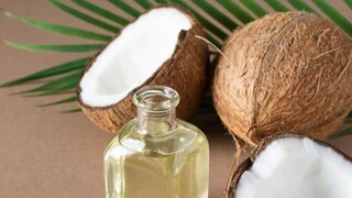শীতের আগে চুল ও ত্বকের পরিচর্যায় ফিরে চলুন নারকেল তেলের স্নেহ স্পর্শে