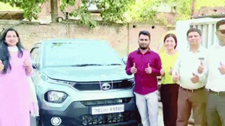 ১২ জন কর্মীর হাতে তুলে দিলেন গাড়ির চাবি