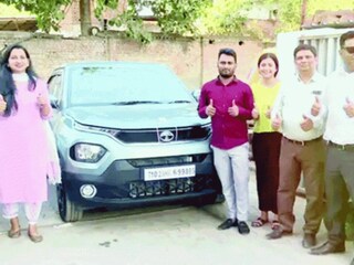 ১২ জন কর্মীর হাতে তুলে দিলেন গাড়ির চাবি
