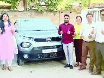 ১২ জন কর্মীর হাতে তুলে দিলেন গাড়ির চাবি