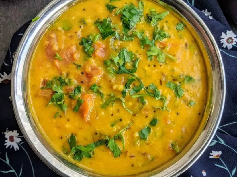 মুগডাল নানাভাবে তৈরি হয় বাঙালি হেঁশেলে৷ মাছের মাথা দিয়ে, শীতকালীন সব্জি দিয়ে, গরমে লাউ দিয়ে বা জিরে ফোড়ন দিয়েই দিব্যি খোলতাই হয় স্বাদ৷