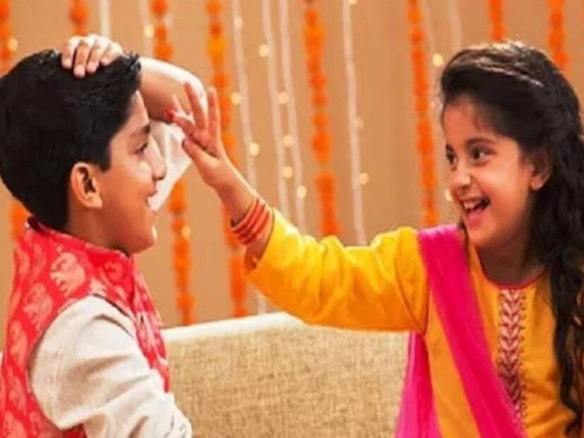 কার্তিক মাসের হিমেল ছোঁয়ায় আজ, বুধবার ভাইফোঁটা৷ ভাইয়ের কপালে বোন এঁকে দেবে মঙ্গলতিলক৷ কার্তিক মাসের হিমেল ছোঁয়ায় আজ, বুধবার ভাইফোঁটা৷ ভাইয়ের কপালে বোন এঁকে দেবে মঙ্গলতিলক৷