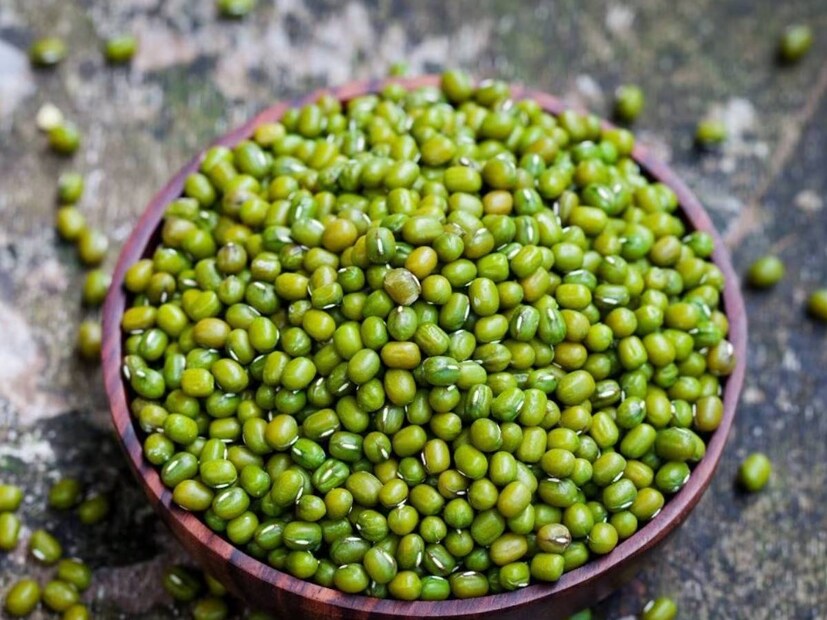 গোটা মুগডাল বা সবুজ মুগডালকে আমরা সাধারণত খাই তড়কার উপকরণ হিসেবে। পাশাপাশি স্যালাড-সহ নানা ভাবে খাওয়া যায় এই ডাল। 