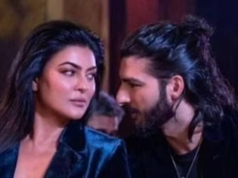 ২০২১ সালে সকলকে বিচ্ছেদের কথা জানিয়েছিলেন সুস্মিতা। তবে সম্পর্ক ভাঙলেও প্রাক্তন প্রেমিকের সঙ্গে বন্ধুত্বপূর্ণ সম্পর্ক বজায় রেখেছিলেন অভিনেত্রী। তবে তাঁদের এই ঘনিষ্ঠতা দেখে অনেকেই মনে করছেন, ফের সম্পর্কে জড়িয়েছেন তাঁরা।