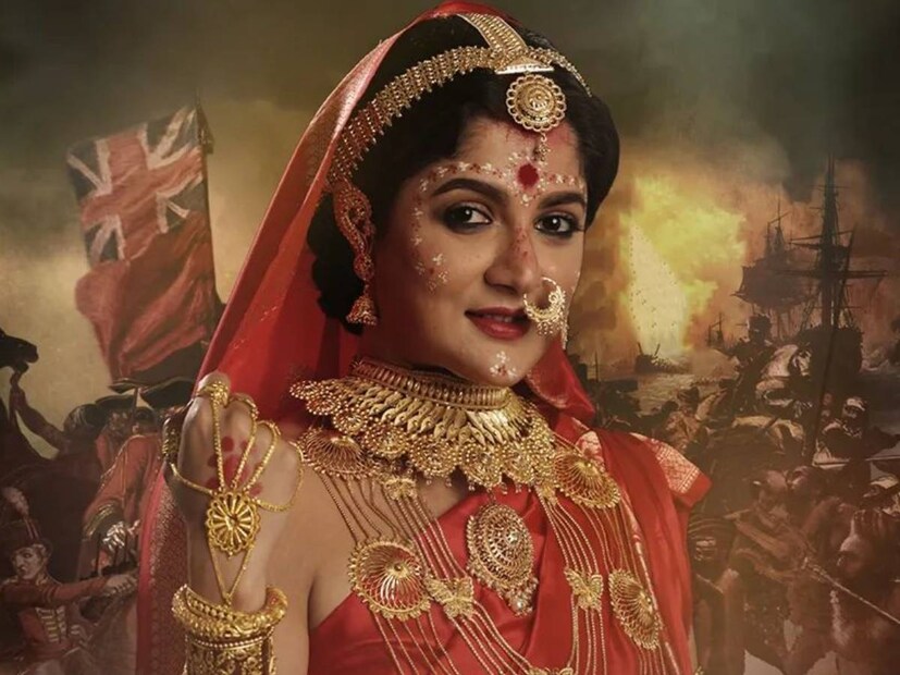 আপাতত তাঁর তিনটি লুক প্রকাশ্যে এসেছে। সাজ থেকে অভিব্যক্তি, চরিত্রের সঙ্গে যেন মিলেমিশে গিয়েছেন শ্রাবন্তী।