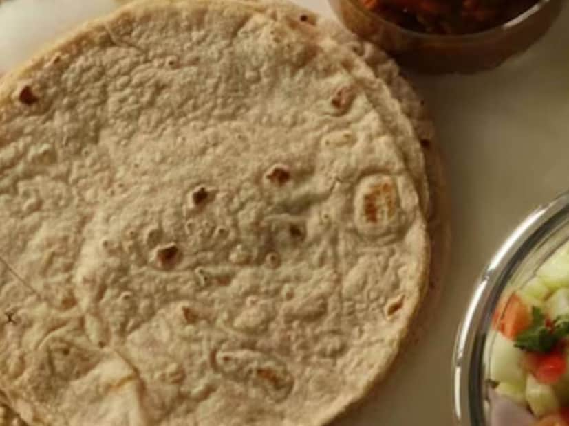 এমন অনেক খাবার আছে, যা খেলে শরীর গরম থাকে। সেই তালিকায় বাজরা অন্যতম। শীতকালে এটি থেকে তৈরি খাবার খেলে শরীরের নানা রোগ থেকে মুক্তি পাওয়া যায়। ভরতপুরের আয়ুর্বেদিক চিকিৎসক রাজকুমার শর্মা বলেন, শীতে অনেকেই রুটি আকারে বাজরা খেতে পছন্দ করেন। এতে প্রচুর পরিমাণে অ্যান্টিঅক্সিডেন্ট, ফাইবার, প্রোটিন ও ভিটামিন, আয়রন, জিঙ্ক, ভিটামিন বি৩, ভিটামিন বি৬ এবং ভিটামিন বি৯ এবং ম্যাগনেসিয়ামের মতো পুষ্টি উপাদান থাকে।