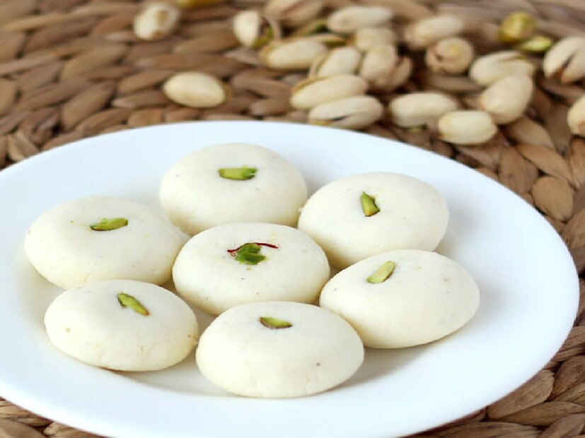 আপনার ভাইয়ের রাশি বৃষ হলে তাঁকে সাদা মিষ্টি খাওয়ান৷ তাঁর রাশি যদি মিথুন হয়, তাহলে তাঁর পাতে মূল মিষ্টি অবশ্যই হতে হবে বেসন দিয়ে তৈরি।