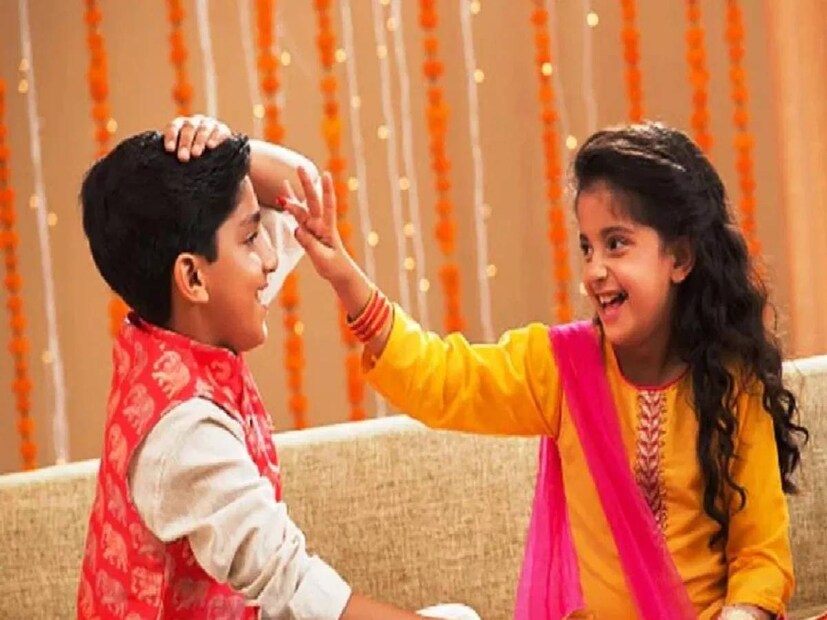 ভাইফোঁটার দিন কব্জি ডুবিয়ে খাওয়া দাওয়া তো হয়ই, তবে তার আগে সকাল সকাল হয়ে যায় জমিয়ে মিষ্টিমুখ৷ যে মিষ্টি কিনতে রীতিমতো লাইন দিতে হয় ভাইফোঁটার আগের দিন৷