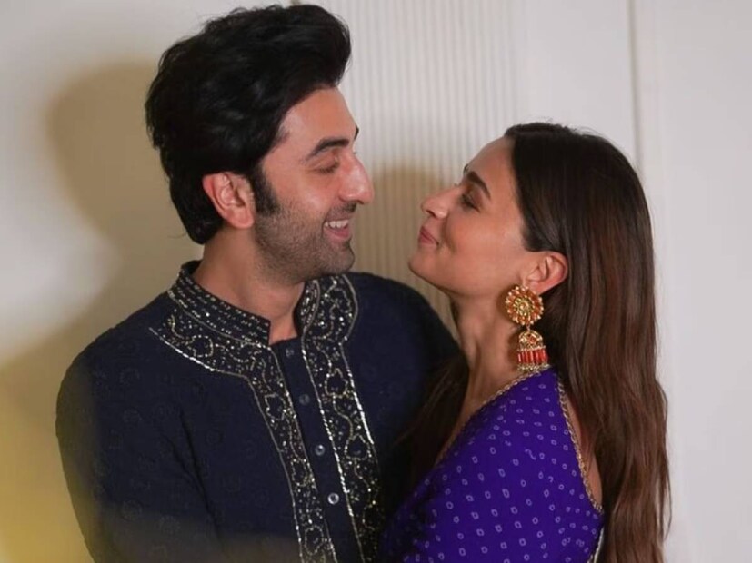 সত্যিই কি তাঁদের সম্পর্কে কোনও সমস্যা আছে? কফি উইথ করণ-এ রণবীরের সঙ্গে দাম্পত্য নিয়ে খোলাখুলি কথা বলেছেন আলিয়া। করণ জানতে চেয়েছিলেন, আলিয়া সম্পর্কে সকলের একটি ভুল ধারণা কী? পরিচালকের প্রশ্নের স্পষ্ট জবাব দিয়েছেন অভিনেত্রী।
