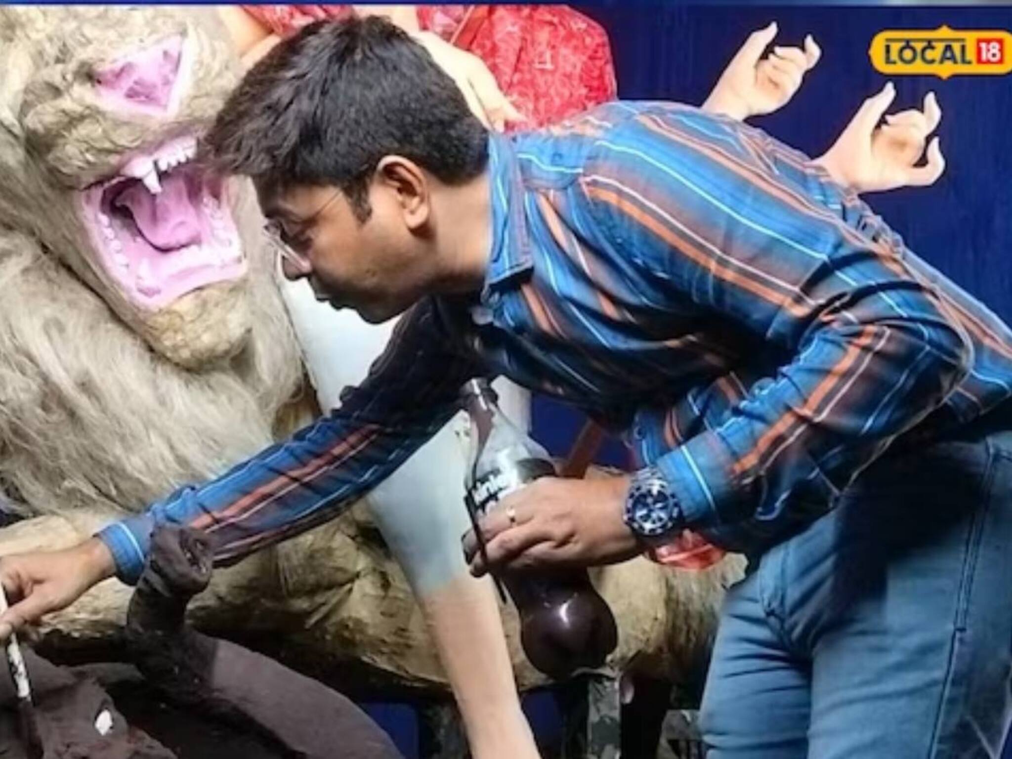 দিনভর চিকিৎসা করেন সাধারণ মানুষের, রাতে বাড়ি ফিরে হন মৃৎশিল্পী