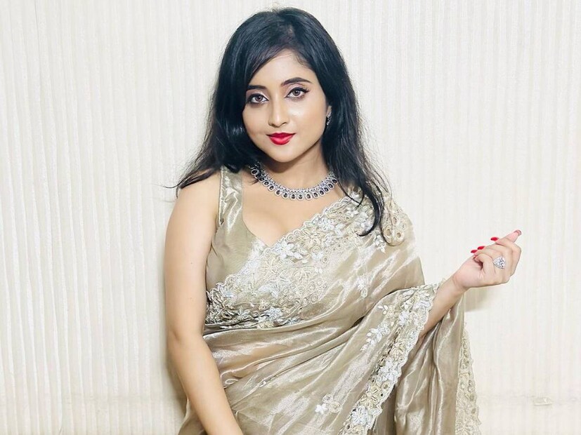 সম্প্রতি ইনস্টাগ্রামে একটি রিল শেয়ার করেন সৌমিতৃষা। লাল রঙের একটি লম্বা ঝুলের জামা পরে রিল দিয়েছেন অভিনেত্রী। বিবরণীতে লিখেছেন, 'এনজয়িং মাই চাবি ফেস'। যার বাংলা তর্জমা করলে দাঁড়ায়, 'গোলুমোলু হয়ে যাওয়াটাকে উপভোগ করছি।'