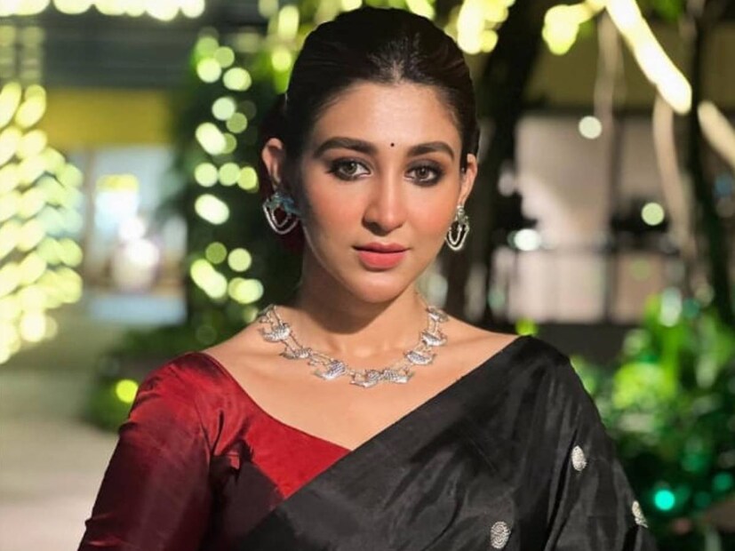 এত ক্ষণে নিশ্চয়ই বুঝে গিয়েছেন, ছবির এই একরত্তি ঐন্দ্রিলা সেন। 'সাত পাকে বাঁধা', 'ফাগুন বউ'-এর মতো ধারাবাহিকে অভিনয় করে জনপ্রিয়তা পান তিনি। আপাতত চুটিয়ে কাজ করছেন ছবি এবং ওটিটি-তে।  
