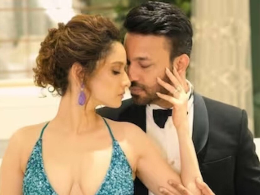 রাগ করে ভিকিকে সরিয়ে দেওয়ার করেন অঙ্কিতা। কিন্তু ভিকি তাঁকে পিছন থেকে জড়িয়ে ধরে হাত ধরেন।