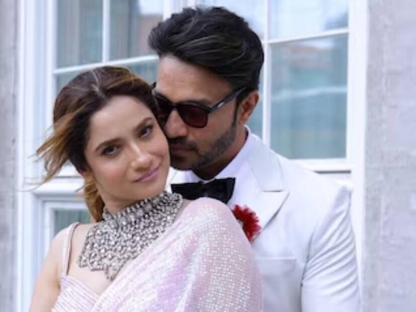 সম্প্রতি এক পর্বে ভিকির সঙ্গে মতবিরোধ হয় অঙ্কিতার। তখনই মজার ছলে অঙ্কিতার গলা ধরে তাঁকে পিছনের দিকে টেনে আনেন ভিকি।