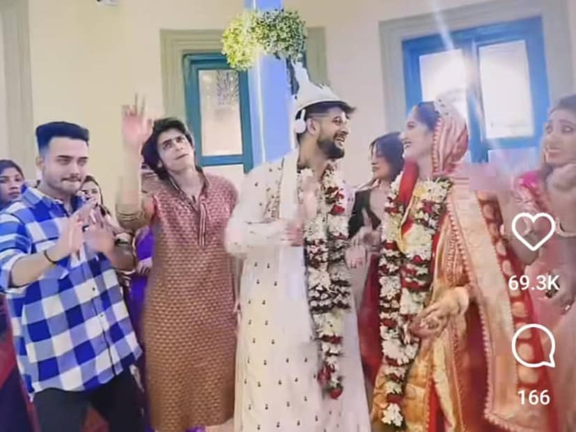 তৃণা সাহা এবং নীল ভট্টাচার্য। টেলিপাড়ার অন্যতম জনপ্রিয় জুটিদের তালিকায় তাঁদের নাম বেশ উপরের দিকেই। দীর্ঘ দিন সম্পর্কে থাকার পর ২০২১ সালে বিয়ে। এখন গুছনো সংসার তাঁদের। কিন্তু বিয়ের দু'বছর ফের বিয়ের মণ্ডপে নায়ক-নায়িকা।