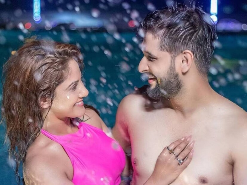 মজার ছলে বিয়ে না করার উপদেশ দেওয়া হয়েছে সেই গানে। একটি পঙক্তিতে বলা হয়েছে, 'শাদি বন গায়ি উম্র ভর কি সাজা'। যার বাংলা তর্জমা করলে দাঁড়ায়, বিয়ে করাটাই সারা জীবনের শাস্তি হয়ে গেল। তা হলে কি বিয়ে করে আফসোস করছেন নায়ক-নায়িকা? প্রচ্ছন্ন ভাবে সেই বার্তাই দিতে চাইছেন সকলকে?