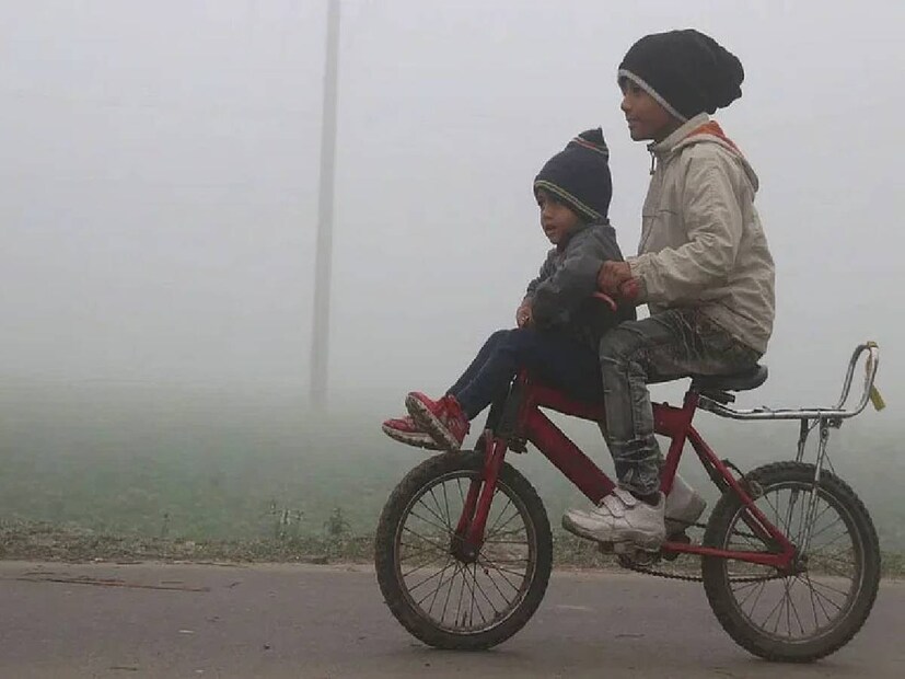 কলকাতায় আজ পরিষ্কার আকাশ। আপাতত, একই রকম রাতের তাপমাত্রা। সকাল সন্ধ্যা শীতের হালকা আমেজ থাকলেও বেলার দিকে সামান্য উষ্ণতা। উইকেন্ডে শীতের আমেজ বেশি অনুভূত হবে। মঙ্গলবার, বুধবার নাগাদ আবহাওয়ার পরিবর্তন হতে পারে। শীতের আমেজ কমে বাড়বে উষ্ণতা।