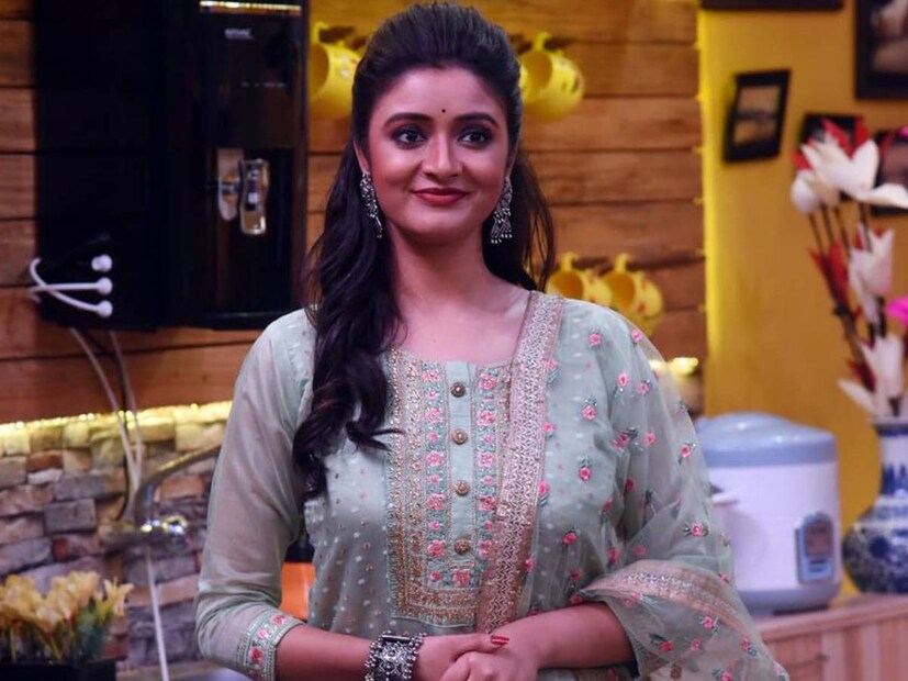 ম্যাট্রিমোনিয়াল সাইটের মাধ্যমে আলাপ তাঁদের। কিন্তু তাঁর কেমন জীবনসঙ্গী চাই, অতীতে তাঁর একটি দীর্ঘ ফিরিস্তি দিয়েছিলেন 'আঁচল'-এর টুসু।