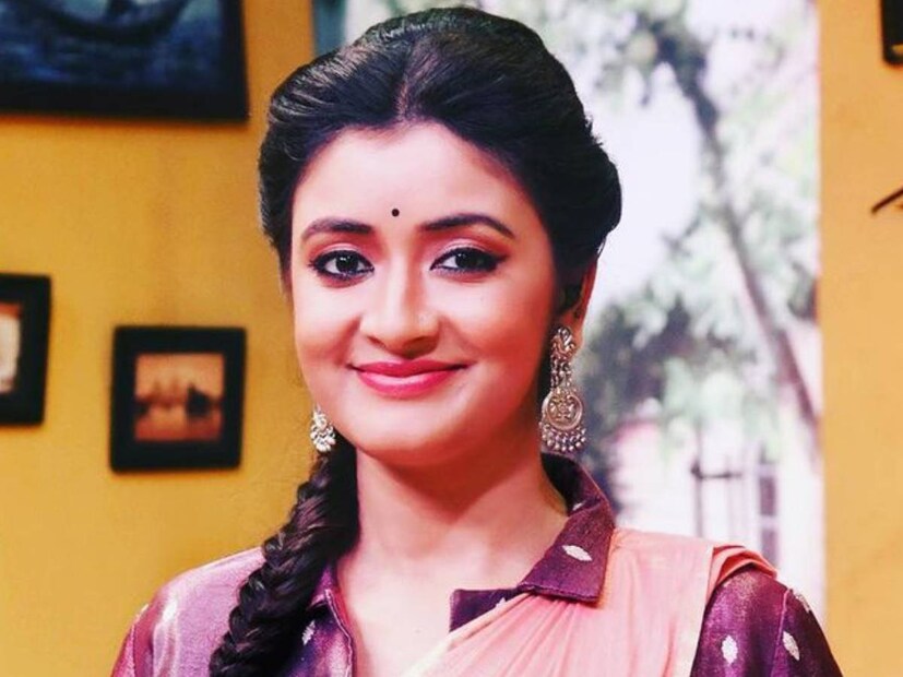 সূত্রের খবর, এ বছরের জামাইষষ্ঠীতেও নাকি শ্বশুরবাড়িতে আসেননি শুভদীপ। শ্রীপর্ণা নাকি সমাজমাধ্যম থেকে তাঁর আর শুভদীপের সব ছবি সরিয়ে দিয়েছেন। তবে অভিনেত্রী এ নিয়ে কিছু বলেননি। 