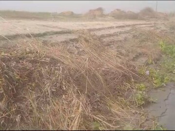 প্রতি বছরই বর্ষার মরশুমে প্লাবিত হয় গঙ্গা নদীর তীরবর্তী এলাকার জমি