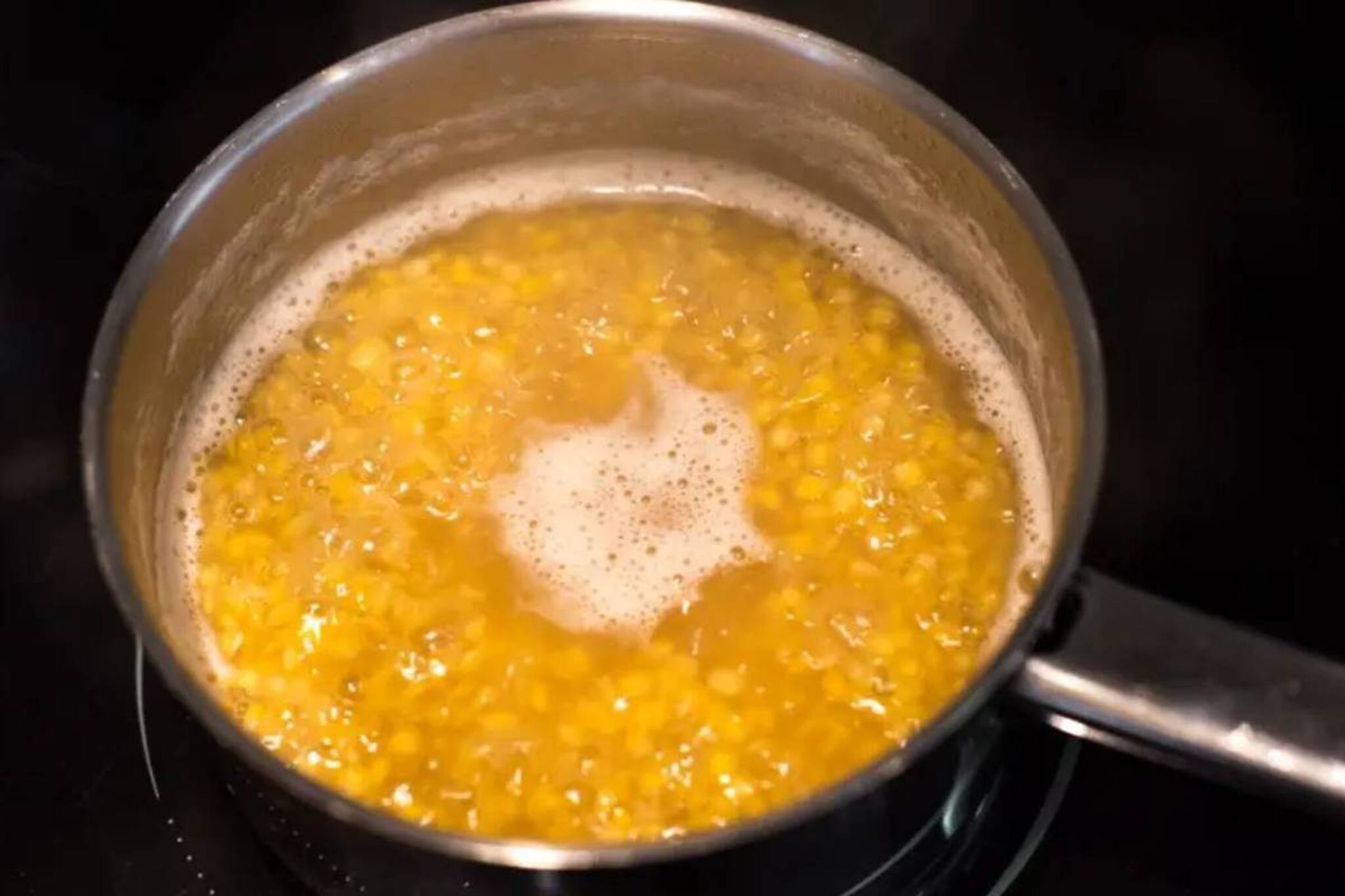 ডাল রান্নার সময় ভেসে ওঠা ফেনার স্তর কি খাওয়া যায় নাকি ক্ষতিকর? জেনে নিন