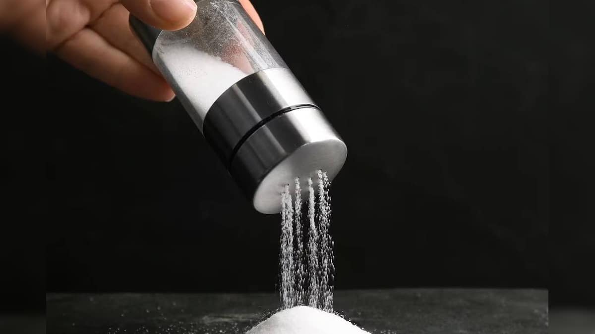 Raw Salt Intake ভাতের পাতে কাঁচা নুন খাওয়া কতটা বিপজ্জনক? কতটা