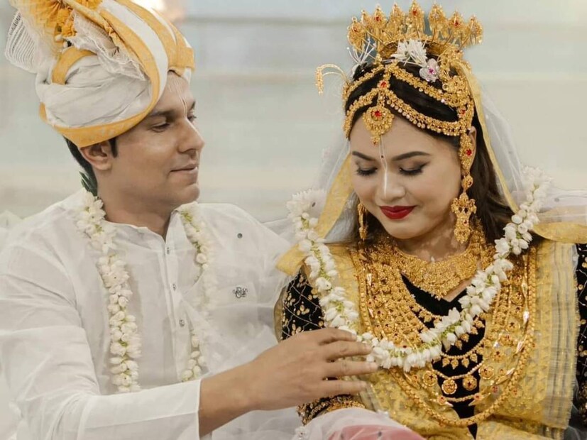 সাবেক বিয়ের রীতি অনুযায়ী কনে লিম বসেছিলেন। বর রণদীপ তাঁকে ঘিরে সাতপাক ঘোরেন। আগুনের পরিবর্তে প্রকৃতির প্রতীক স্বরূপ ফুলের চারপাশে ঘোরা হয়। বিয়ের আবহ হিসেবে ছিল মৃদঙ্গধ্বনি এবং বৈষ্ণব মন্ত্রপাঠ।