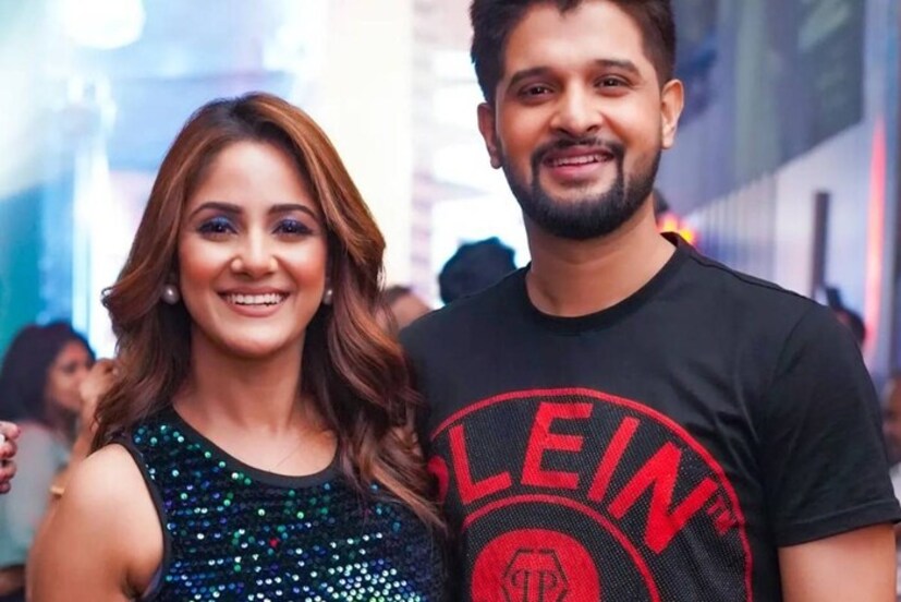 না, আসলে তেমন কিছুই হয়নি। নিছকই কোনও শ্যুটের ফাঁকে একটি রিল তৈরি করেছেন নীল-তৃণা। অক্ষয় কুমার এবং ঐশ্বর্য রাই বচ্চন অভিনীত 'অ্যাকশন রিপ্লে' ছবির 'জোর কা ঝটকা' গানে নেচে উঠেছেন তাঁরা।