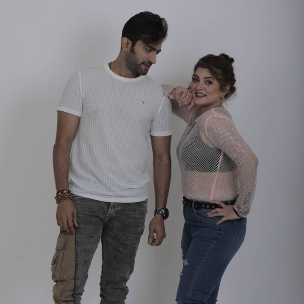 একসঙ্গে ছবি করতে গিয়ে মূলত আলাপ জিতু-শ্রাবন্তীর। সেই আলাপ থেকেই বন্ধুত্ব। শ্যুটের ফাঁকে চলত নানা রিল-খুনসুটি। নেটিজেনদের একাংশ মনে করছিল, তাঁদের সেই বন্ধুত্ব শুধুই বন্ধুত্ব নয়। তার থেকে বেশি কিছু।