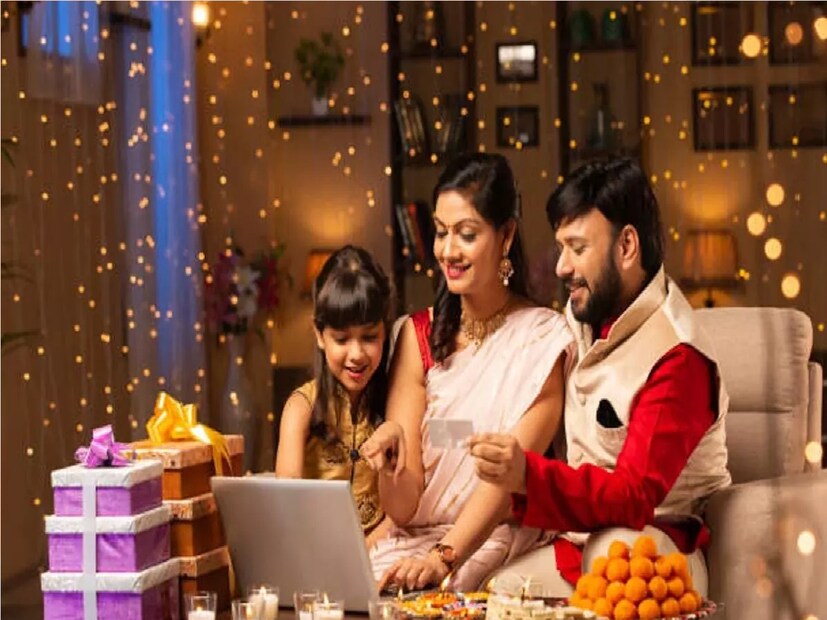 *উপহার সামগ্রীঃ বন্ধু বা পরিজনকে উৎসব মরশুমে উপহার দিতেই হয়। সেক্ষেত্রেও আজকাল ভরসা করা হয়। এমনকী সেই সব উপহার নিজের মতো করে তৈরি করিয়েও নেওয়া যায়। সংগৃহীত ছবি।