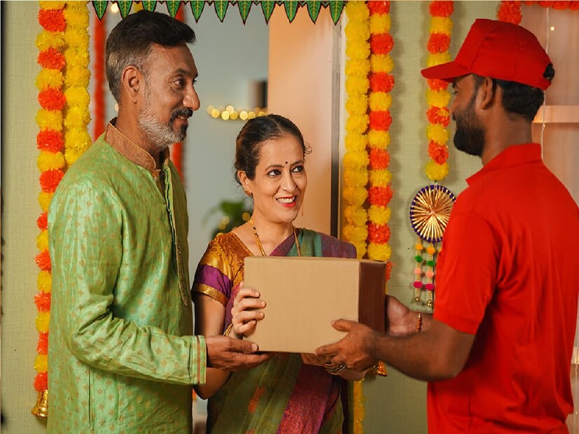 *সাশ্রয়ী মূল্যেই, ঘরের দরজায় পাওয়া যাচ্ছে নামী নায়িকার ব্যবহার করা পোশাকের মতো দেখতে পোশাক। দুর্গাপুজো বা দীপাবলির সময় জামা-কাপড় বা ব্যাগ, জুতো, বেল্ট বা ঝুটো গয়নার মতো সামগ্রীর বিক্রি বেড়ে যায়। সংগৃহীত ছবি। 