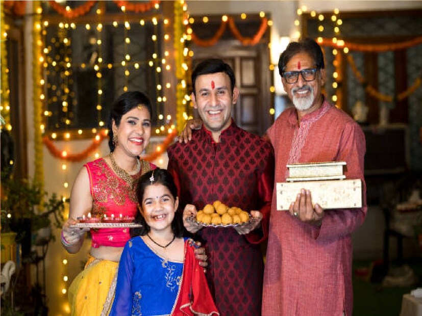 *ফ্যাশন ও পোশাকঃ গত কয়েক বছরে পোশাক কেনাকাটা অনেকখানি বেড়েছে। শুধু তাই নয়, এই কেনাকাটায় গ্লোবাল ফ্যাশনের প্রভাব পড়েছে অনেক বেশি। বলিউড তো বটেই, এমনকী হলিউড ট্রেন্ড মেনেও কেনাকাটা করতে পারছেন খুব ছোট শহরের মানুষও।