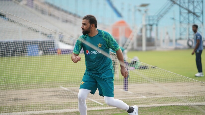 আসলে পাকিস্তান পর পর চারটি ম্যাচে ভারত, অস্ট্রেলিয়া, আফগানিস্তান এবং দক্ষিণ আফ্রিকার কাছে পরাজিত হয়েছে। যার ফলে তাদের সেমি-ফাইনালের আশা অনেকটাই নিভে গিয়েছে। আসলে নেট রান রেটের নিরিখে নিউজিল্যান্ড পাকিস্তানের তুলনায় অনেকটাই এগিয়ে রয়েছে। এই পরিস্থিতিতে শুধু জয় আনলেই যে পাকিস্তান সেমি-ফাইনালে পৌঁছে যাবে, এমনটা একেবারেই নয়। Photo Courtesy: Pakistan Cricket/X