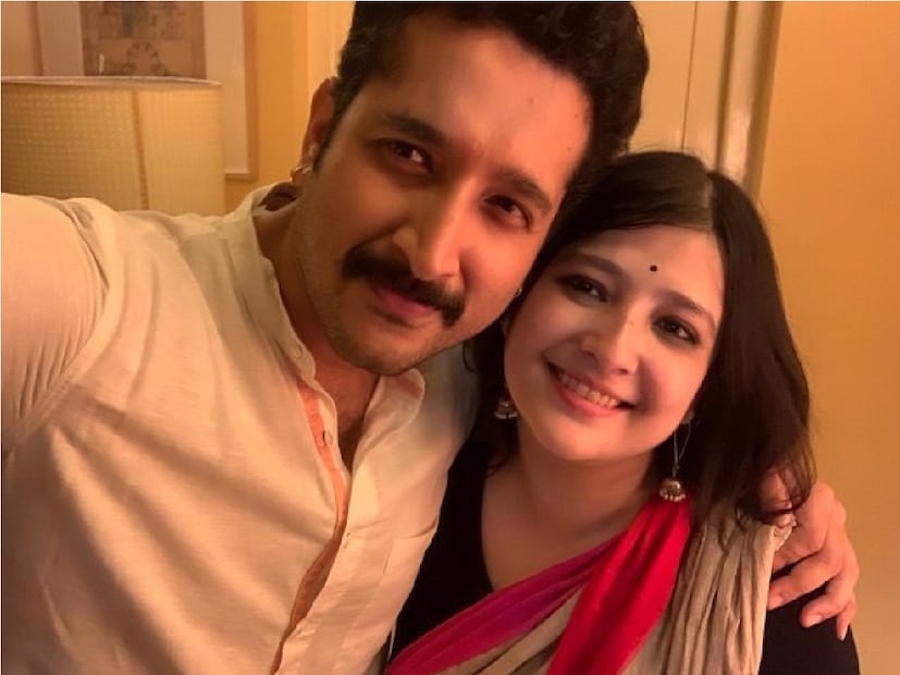 *আজই বিয়ের পিঁড়িতে বসছেন টলিউড অভিনেতা পরমব্রত চট্টোপাধ্যায়।পাত্রী অনুপম রায়ের প্রাক্তন স্ত্রী পিয়া চক্রবর্তী। ডিভোর্সের ২ বছর যেতে না যেতেই পরমব্রত চট্টোপাধ্যায়ের সঙ্গে ঘর বাঁধছেন পিয়া। ছবিঃ সোশ্যাল মিডিয়া। 