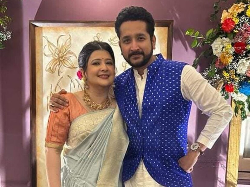 দেশবিদেশ থেকে পরিবারের মানুষেরা উপস্থিত হয়েছিলেন। বর-কনের অভিভাবকেরাও খুব খুশি। সই করলেন যুগল। ঘনিষ্ঠদের সামনে সম্পন্ন হল শুভ পরিণয়। রাতে তাঁদের জন্য সাড়ম্বরে রিসেপশন পার্টি। েসখানে অবশ্য অতিথি তালিকাটি বেশ ছিল।