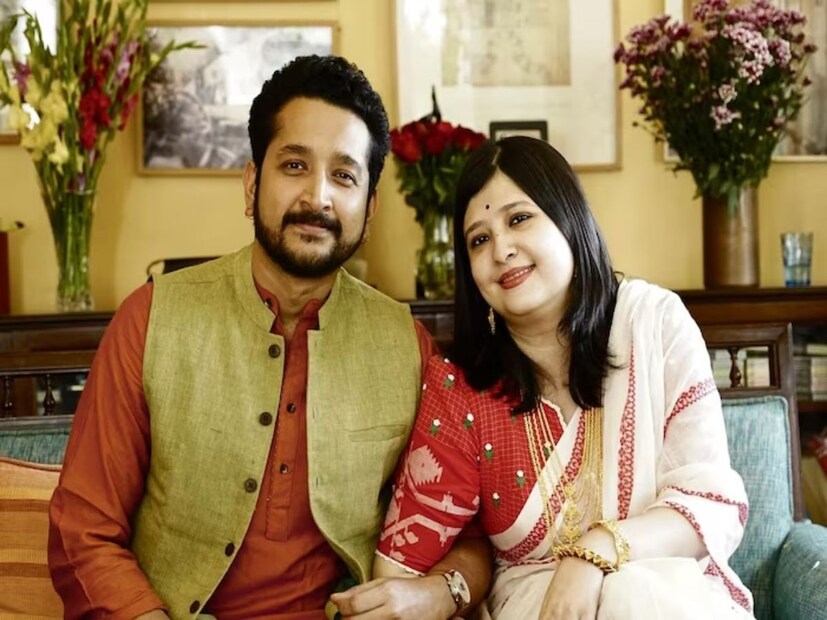 টলিউডে সানাই যেন থামছেই না। সবথেকে চর্চিত জুটির বিয়ে হয়ে গেল গতকাল, সোমবার সন্ধ্যায়। পরমব্রত চট্টোপাধ্যায় এবং পিয়া চক্রবর্তী। যাঁদের প্রেম নিয়ে ফিসফাস গুঞ্জন ছিল গত দু’বছর ধরেই। হঠাৎ গতকাল সকলকে চমকে দিয়ে চারহাত এক করলেন পরম-পিয়া।